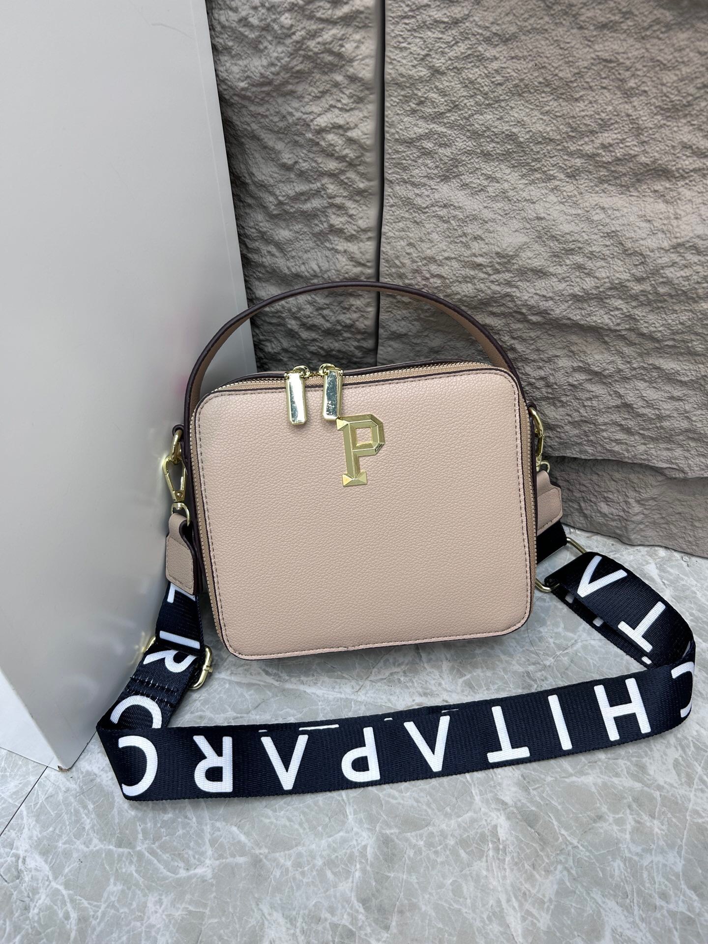 Amazon transfronterizo 2024 nuevo bolso de caja de letras de moda de mujeres p estilo europeo y americano calle de hombro mochila