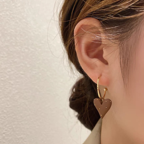 Retro white elegant earrings