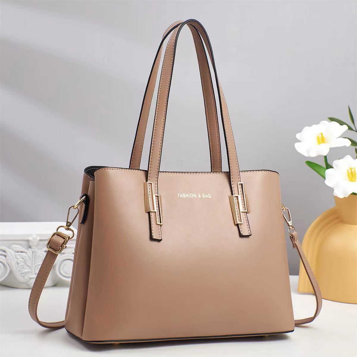 2025 nuevo bolso de mensajero de diseño de nicho bolso de mujer simple de un solo hombro de alta gama estilo de moda clásico