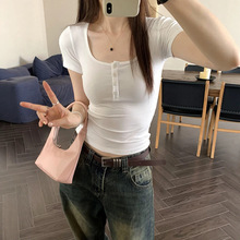 温柔风正肩U领短袖t恤女夏季新款小个子紧身显瘦短款纽扣打底上衣