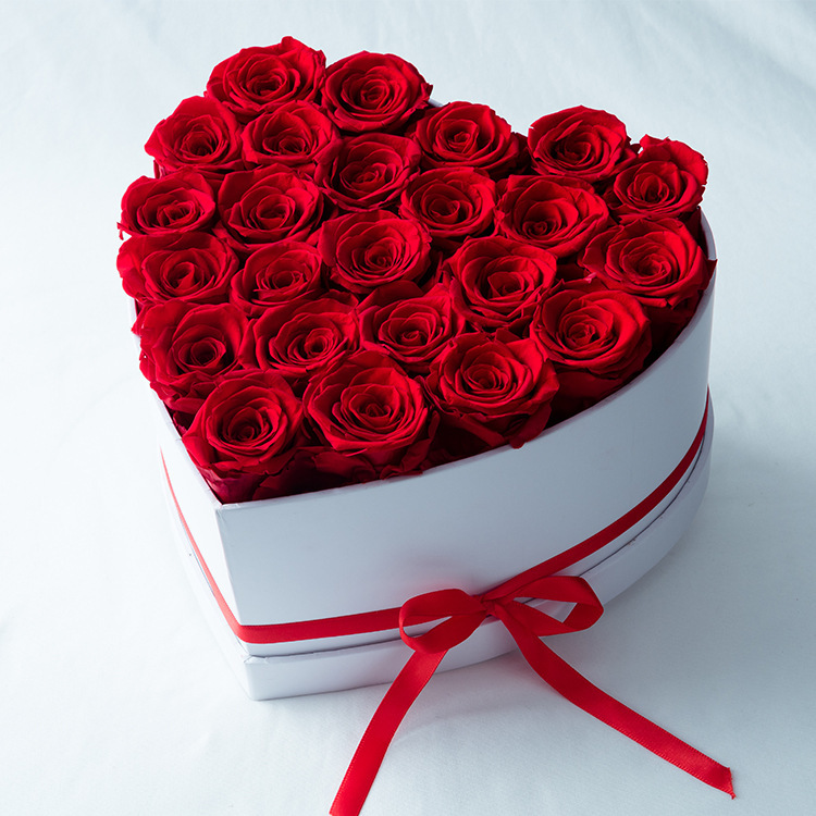 Caja grande en forma de corazón con 23 flores.