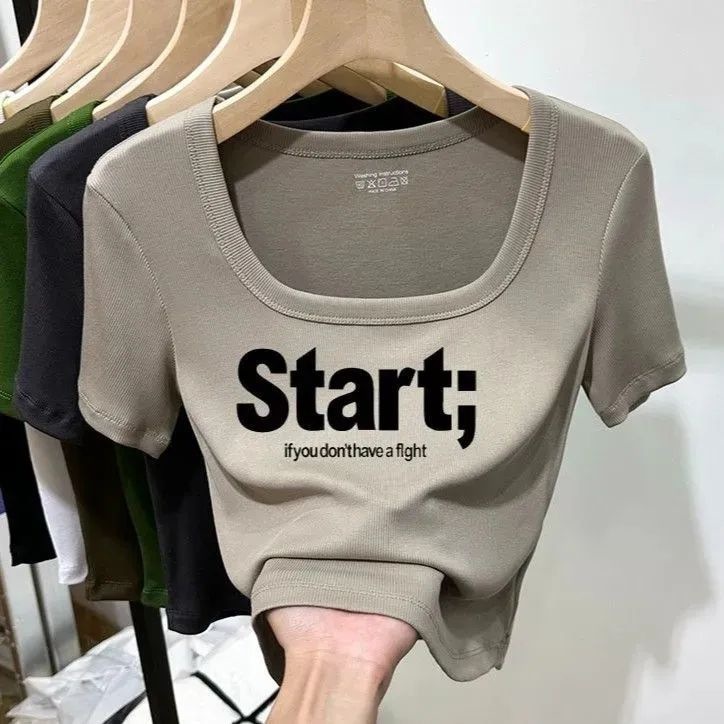 2025年夏新作女性用右肩半袖Tシャツ、ピュアでシック、甘くてスパイシー、鎖骨露出スクエアカラートップ、スレッドTシャツ|undefined