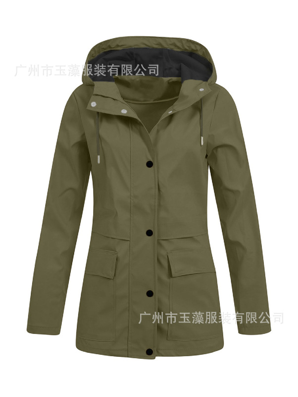 女性の中の長いゆったりしたコートの突撃服のトレンチコート|undefined