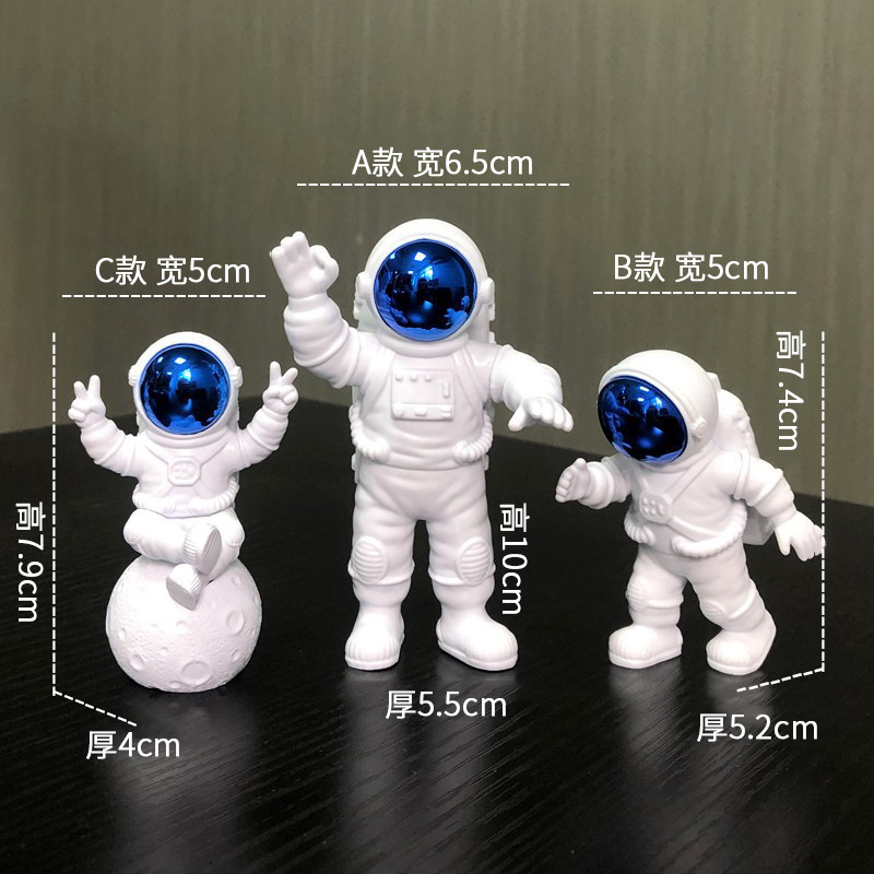 大サイズの宇宙飛行士が宇宙飛行士の客間の部屋の家の酒場の装飾品を飾って贈り物をして卸売りします。|undefined