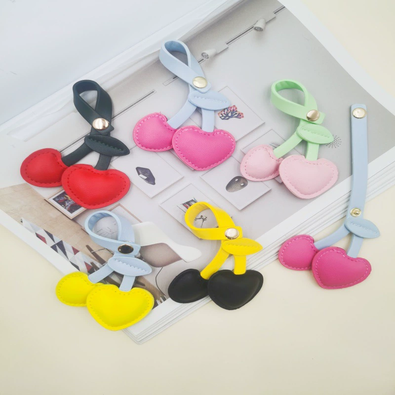 Оптовая продажа кожаной подвески в виде вишни от производителя, изысканные аксессуары для сумок в стиле ретро с хлопковым наполнителем, наполненные любовью