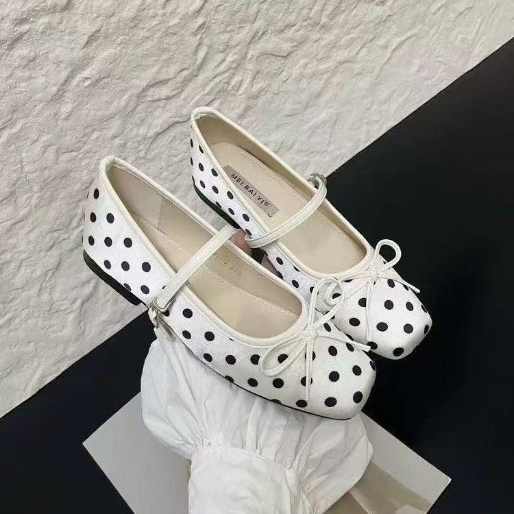 2026 verano nuevo arco de cabeza cuadrada de color de punto nicho ligero de hebilla de una palabra zapatos de moda de mujer