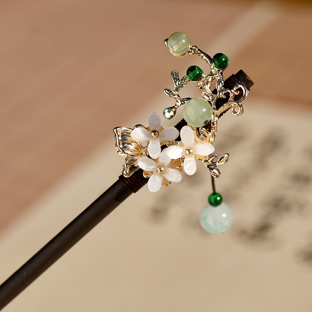 古典的な優雅なヘアピンの時代の髪飾り漢服のチャイナドレスの頭飾り江南ヘアピンの木のステップは花嫁の結婚ヘアピンを揺さぶっています。