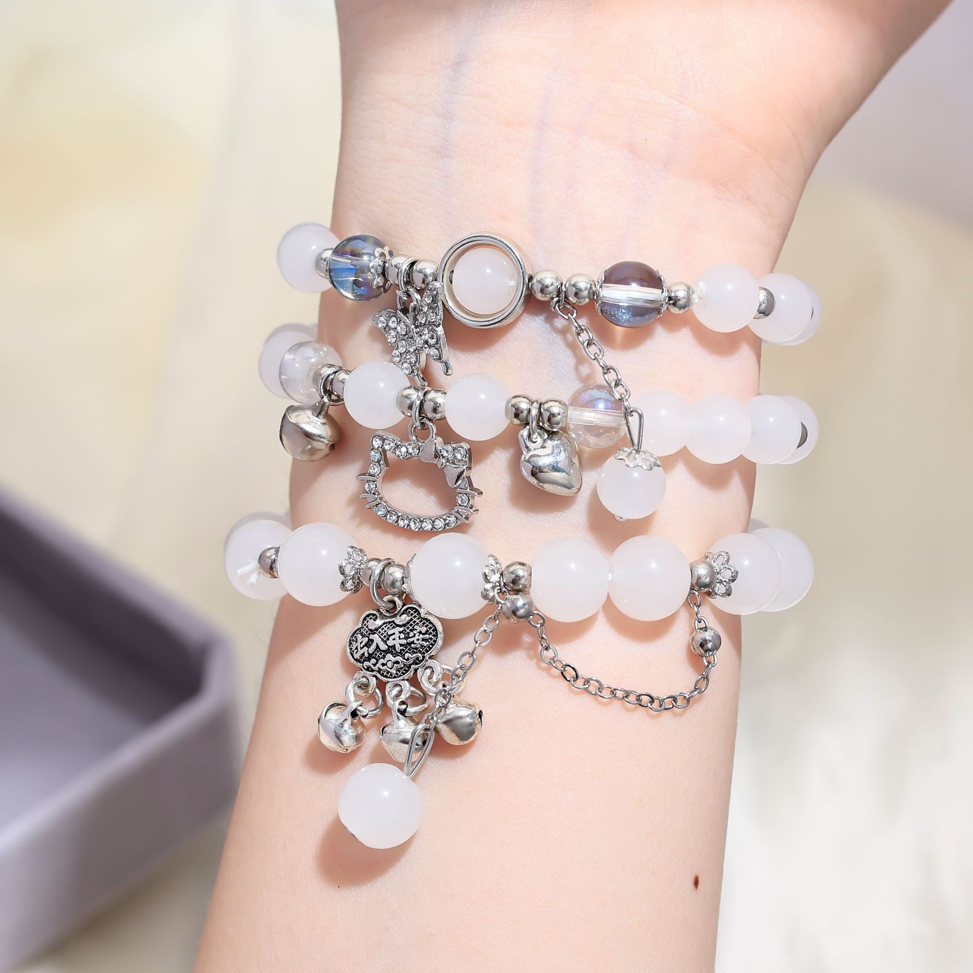 Pulsera de cuentas rotas de mariposa de color fresco pequeño, diseño de nicho de estilo ins femenino, nueva joyería de cristal de luna de luna de luna de luna de luna gris