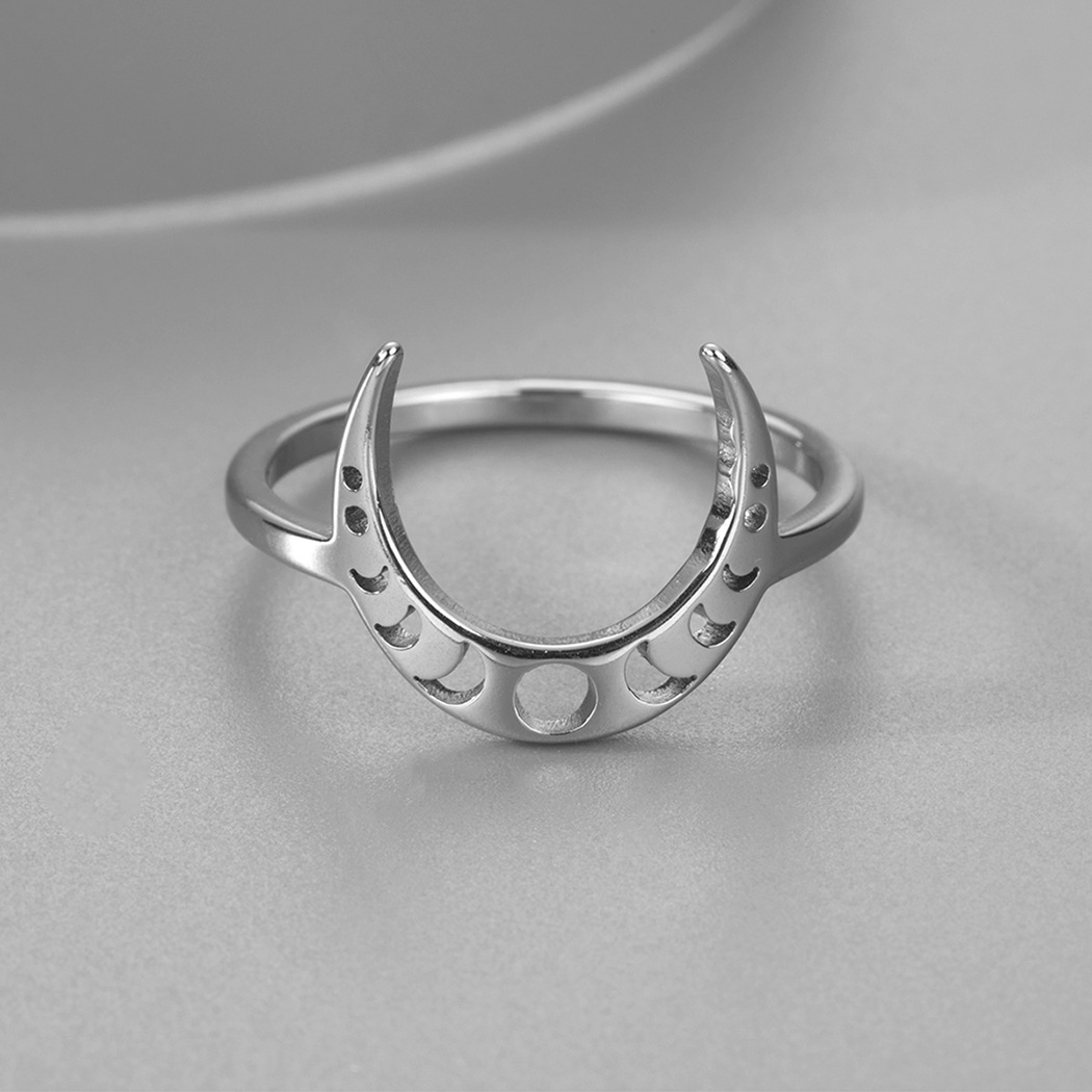 Title 4, Anillo de acero inoxidable en forma de media lu...
