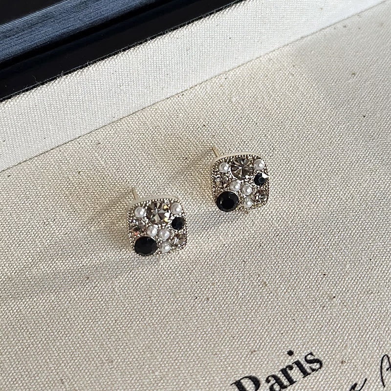 Square black retro sophisticated fashionable earrings with zircon…