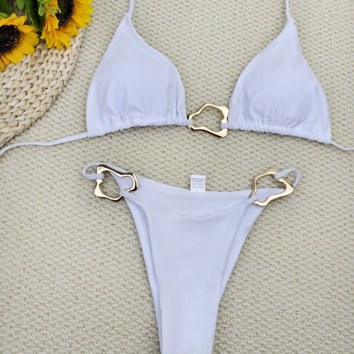 Сексуальный раздельный пояс/ремень? подожди. Translate: "Sexy split belt, set, colored swimwear, European style" -> "Сексуальный раздельный пояс? набор, цветной купальник, европейский стиль" Better: "Сексуальный разделённый купальник? belt" Hmm belt irrelevant. The phrase 