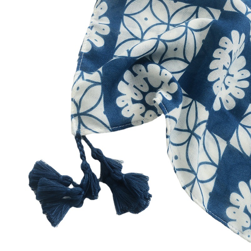 Bufanda de seda cuadrada geométrica de estilo étnico retro porcelana azul y blanca impresa algodón y lino sensación de doble uso chal trenza borla bufanda