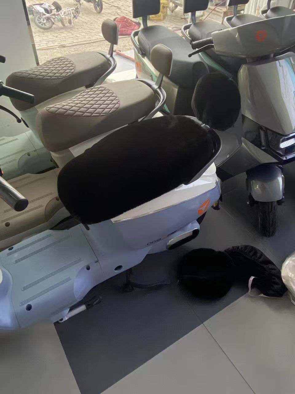 Manufacturer Wholesale Electric Vehicle Warm Seat Cover Plush Winter Thick Universal Electric Motorcycle Seat Cushion Seat Cover Battery Car Seat Cushion
