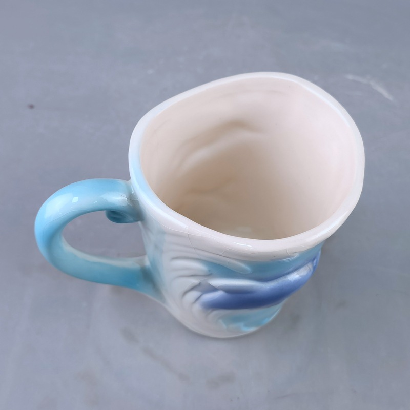Delfín en relieve fresco creativo bajo vidriado pintado a mano ballena tridimensional pez globo animal marino cerámica taza de café