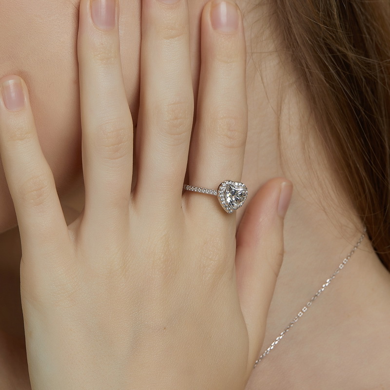 Anillo de diamantes con luz de moissanita en forma de corazón de amor transfronterizo S925 con incrustaciones de plata, tesoro de color brillante, propuesta de matrimonio, anillo de compromiso, lujo ligero