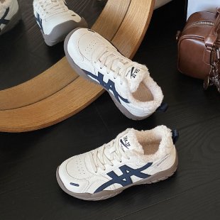 Aumentar la altura de los zapatos de entrenamiento de mujeres 2025, invierno nuevas zapatillas casuales con camisa gruesa, zapatos para padres y mujeres.