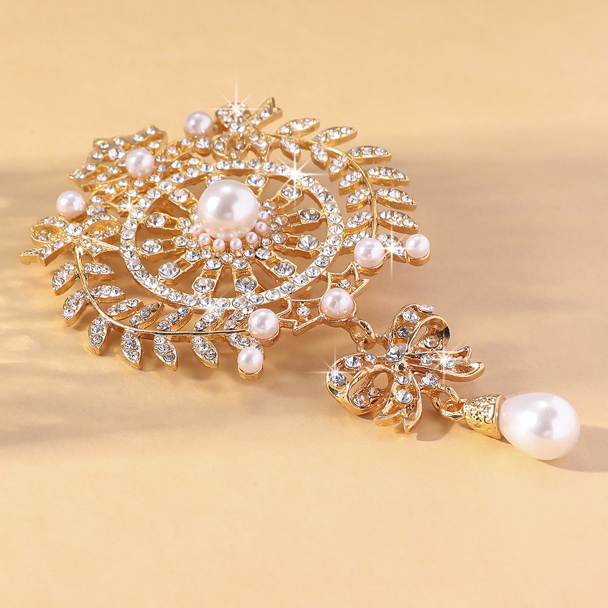 Europa y los Estados Unidos nuevos diamantes flores perlas flange broches accesorios de ropa joyas de aleación mariposa moda flores al por mayor