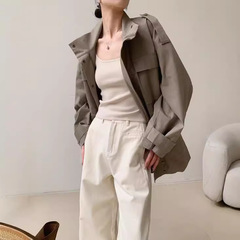 深いカーキ色の立襟トレンチコートの女性秋の2024の新しいデザイン感の中の長いコートが流行しています。