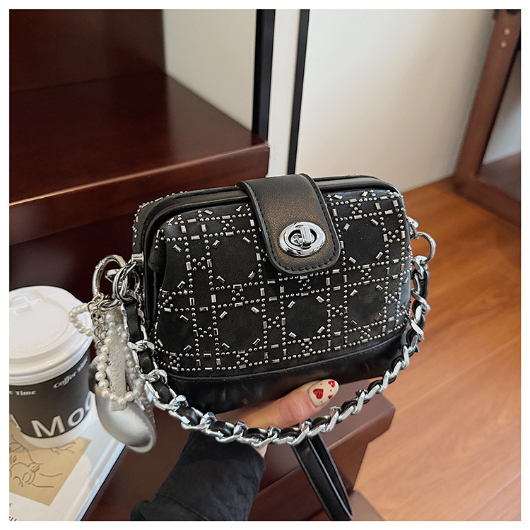 Summer bag: Women's hot diamond lock chain hand-held bucket bag 2025 New style denim blue single-shoulder fashionable crossbody bag undefined
