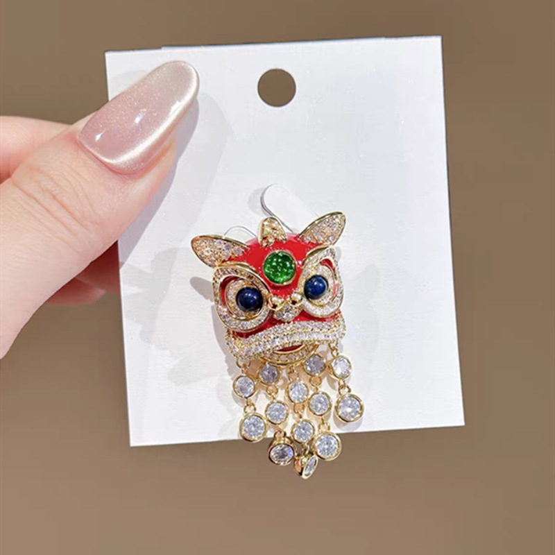 Festive National Trend Lion Dance Brooch with Rhinestones and Tassels, Enamel Pin, Chinese Retro High-End Clothing Accessory