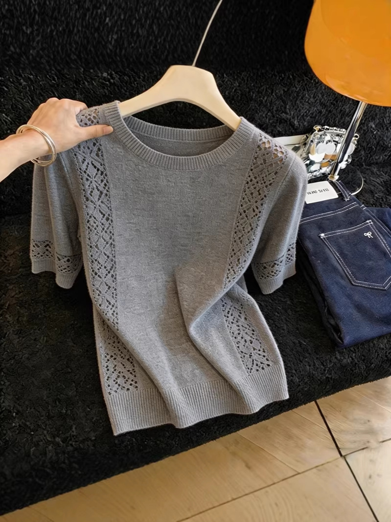 Áo thun nữ cổ tròn tay ngắn, chất liệu cotton thoáng mát, kiểu dáng đơn giản — màu xám đậm