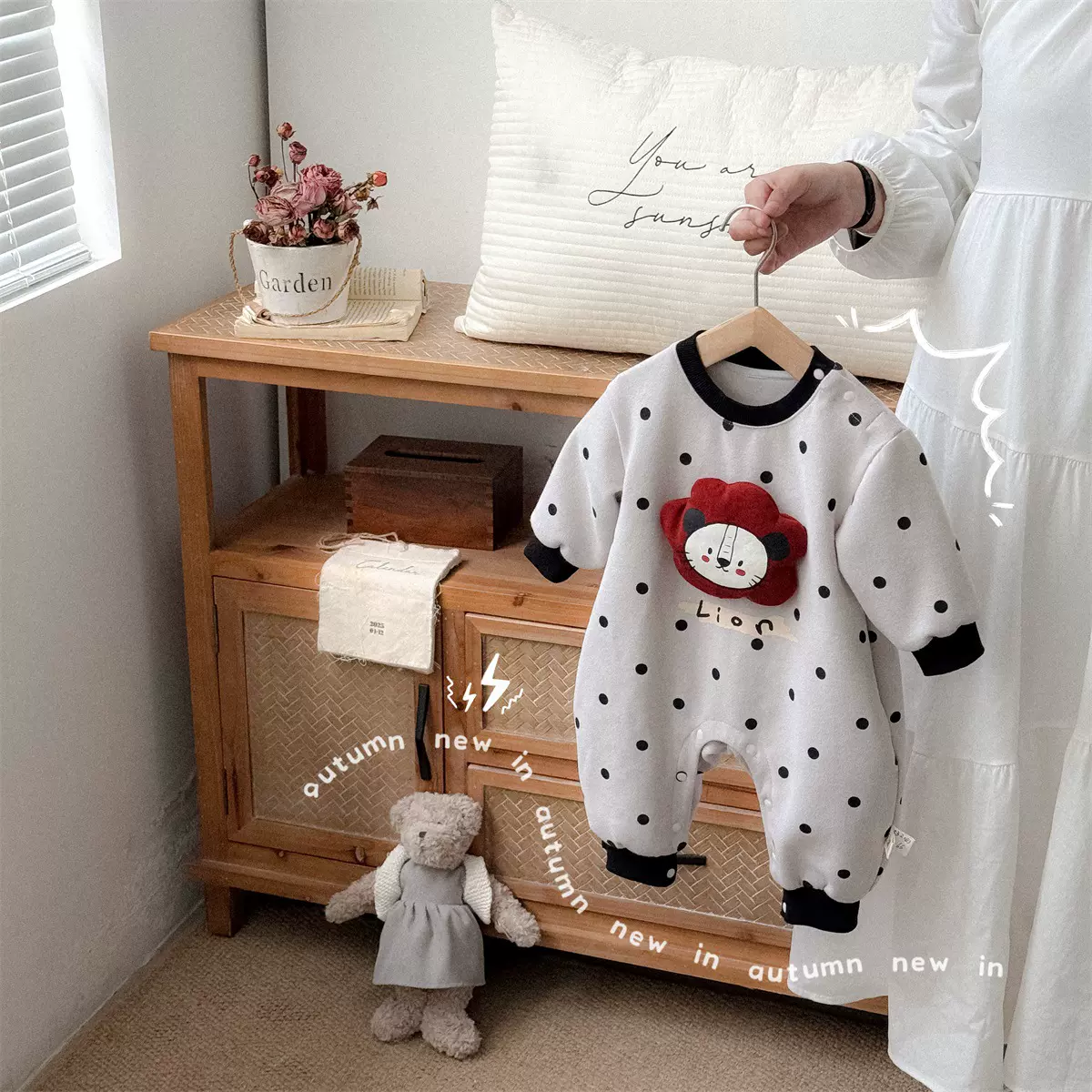 婴儿秋季连体衣2025新款宝宝洋气小狮子爬爬服新生儿秋款卡通衣服