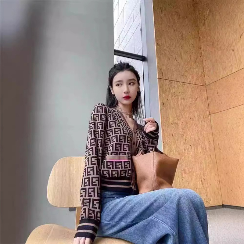 2024 Spring New Fashion Temperament Color Matching Knitted Cardigan Sweater Women's Trendy Design Internet Celebrity Letter Top Women