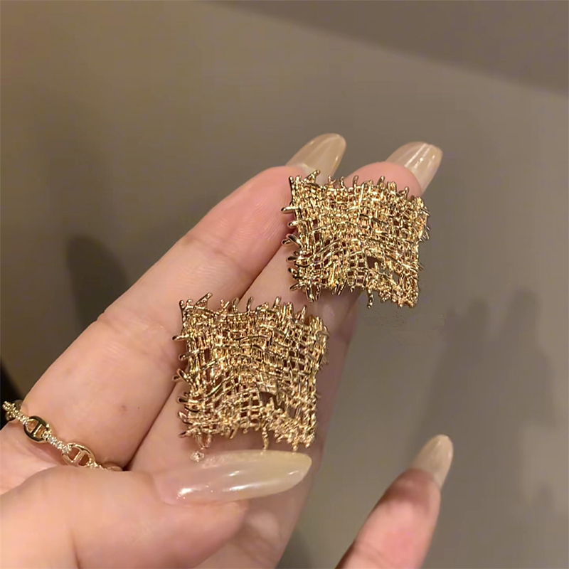 Exaggerated Gold Geometric Stud Earrings With Hollow Mesh Design_voghion.com