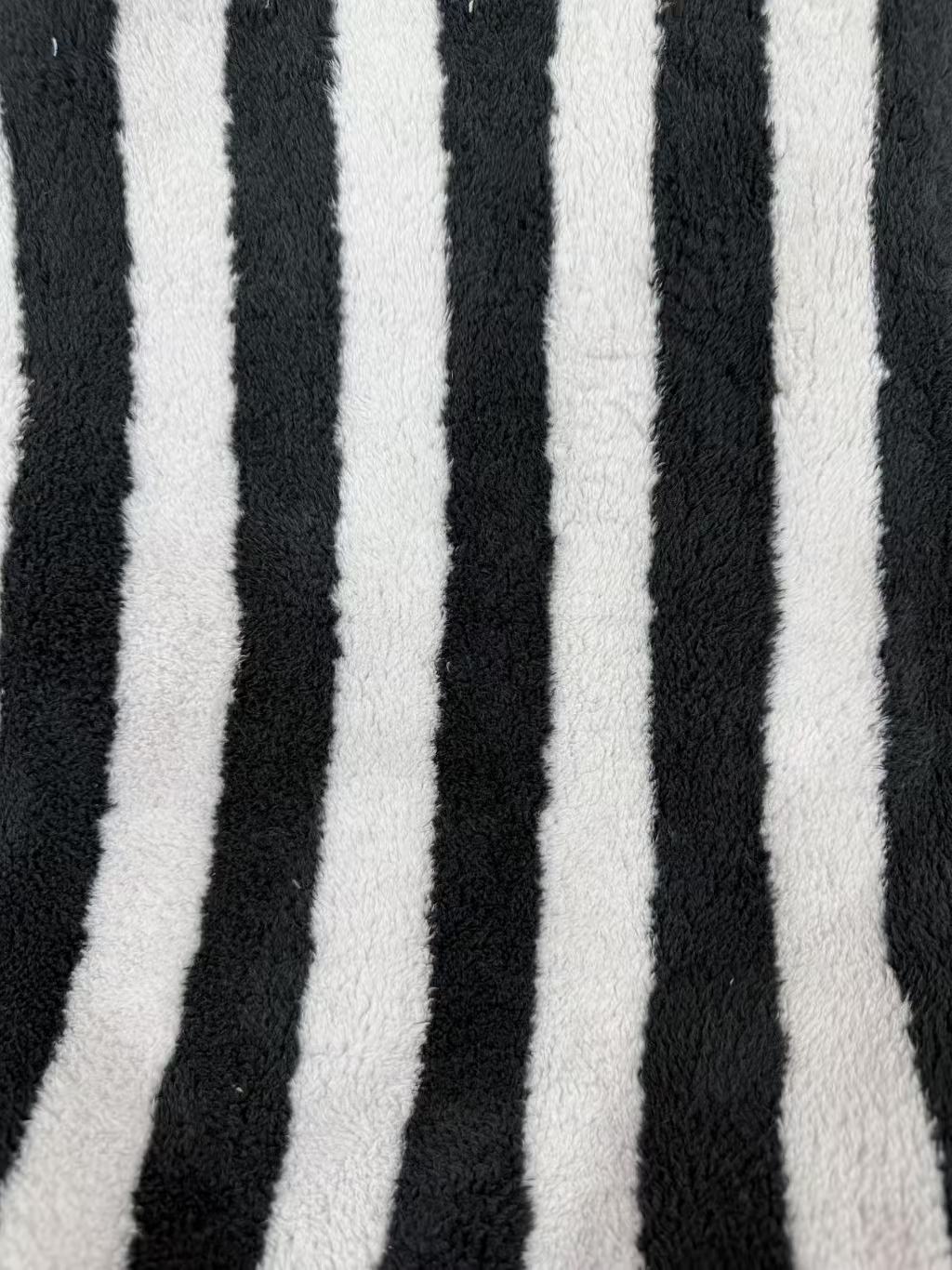 흰색과 검정색 컬러 스트립