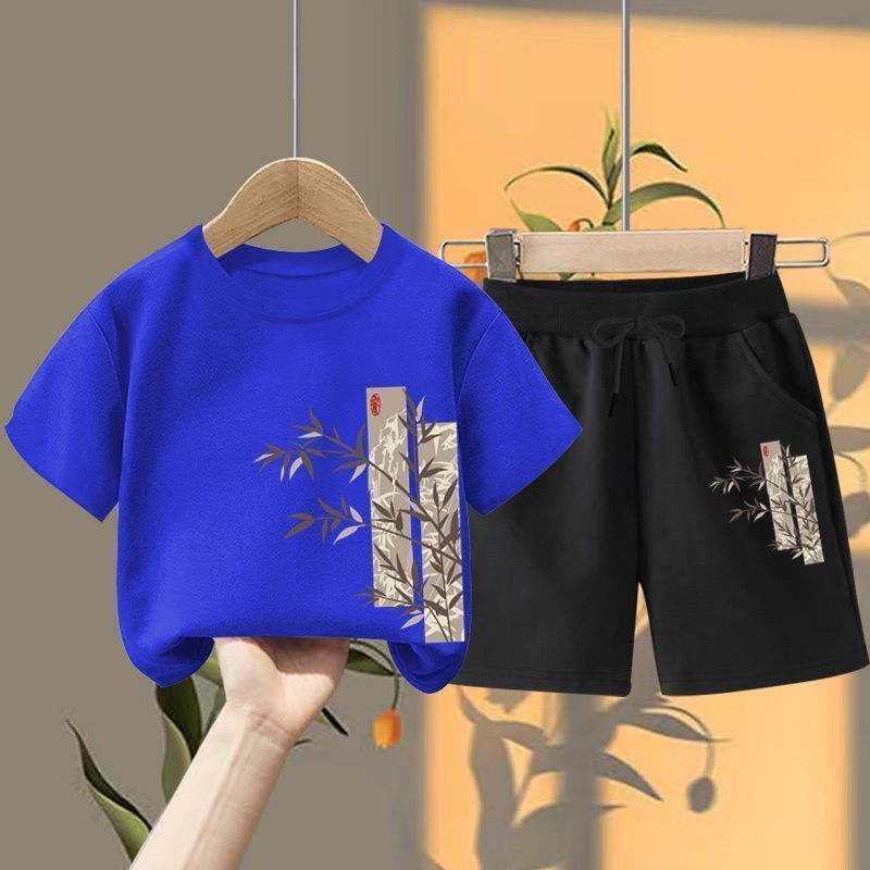 (짙은 파란색 티셔츠 + 검은색 끈이 달린 반바지) 좌측 하단 대나무