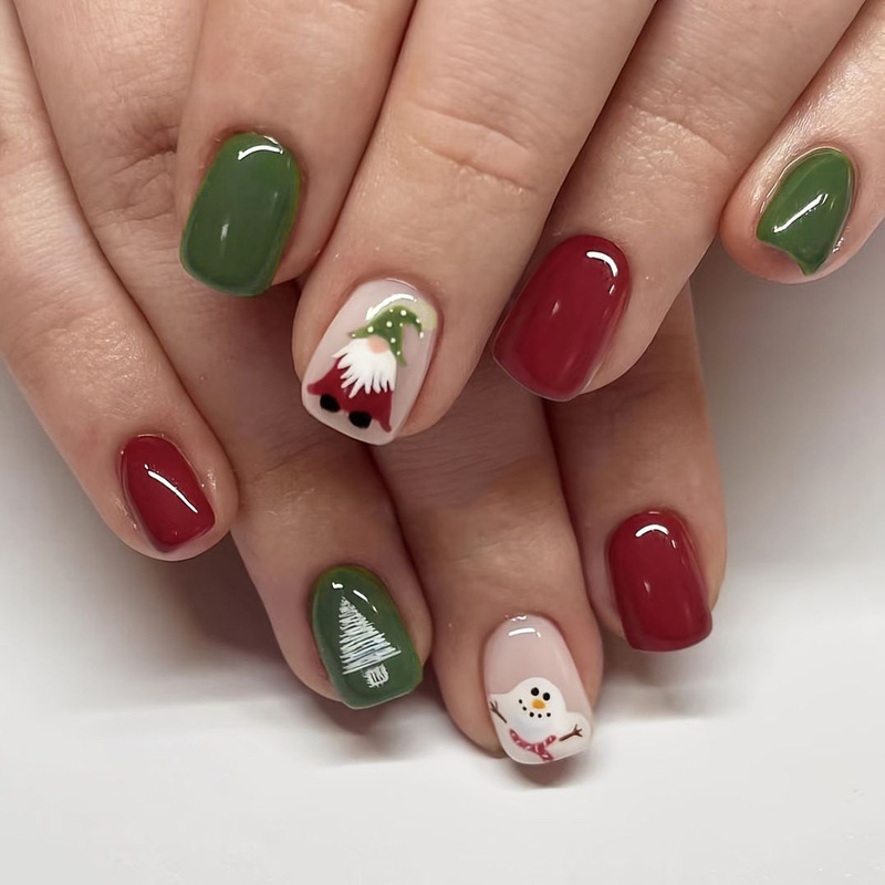Popular foreign trade item: 24-piece Christmas red and green contrasting color snowman, Santa Claus, tree short square press-on nails wholesale Popular foreign trade item: 24-piece Christmas red and green contrasting color snowman, Santa Claus, tree short square press-on nails wholesale