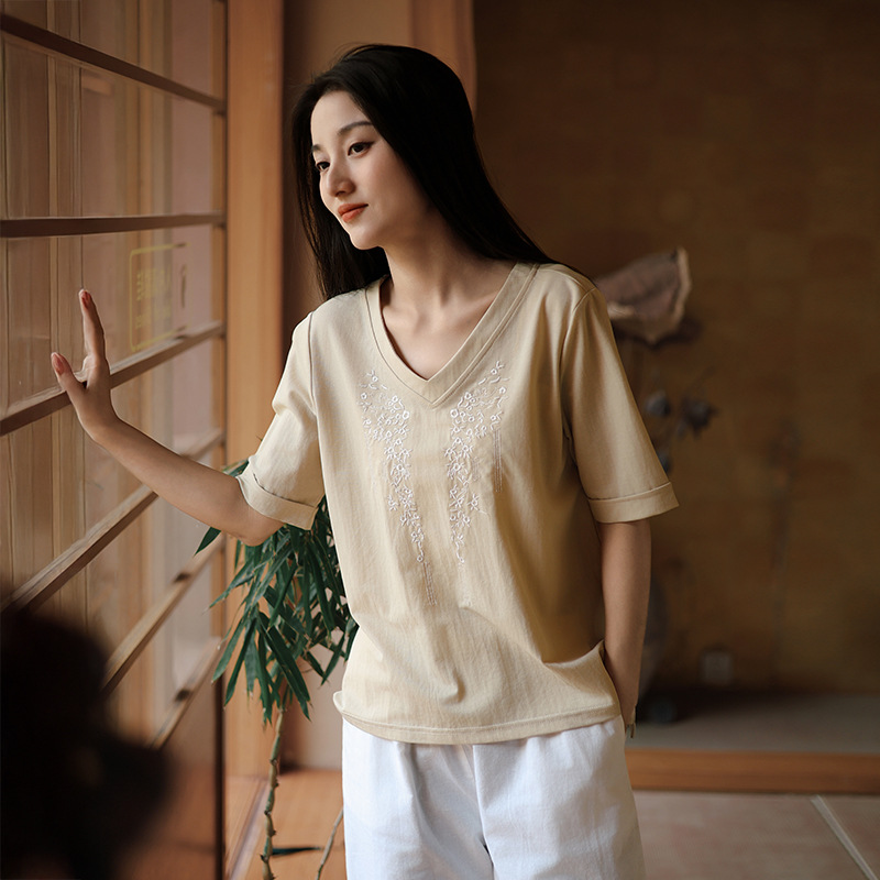 연한 유백색