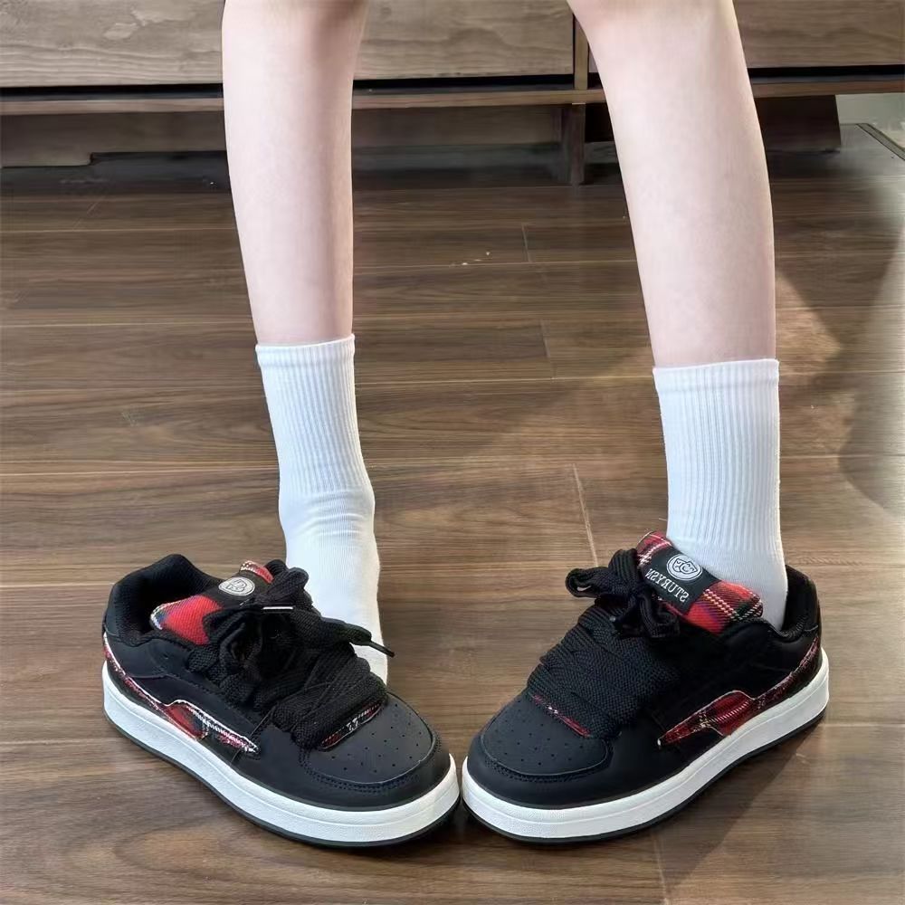 Zapatos blancos de suela gruesa para mujer 2025 nueva suela gruesa de otoño aumento de zapatos deportivos casuales de todo fósforo zapatillas de deporte ligeras y transpirables