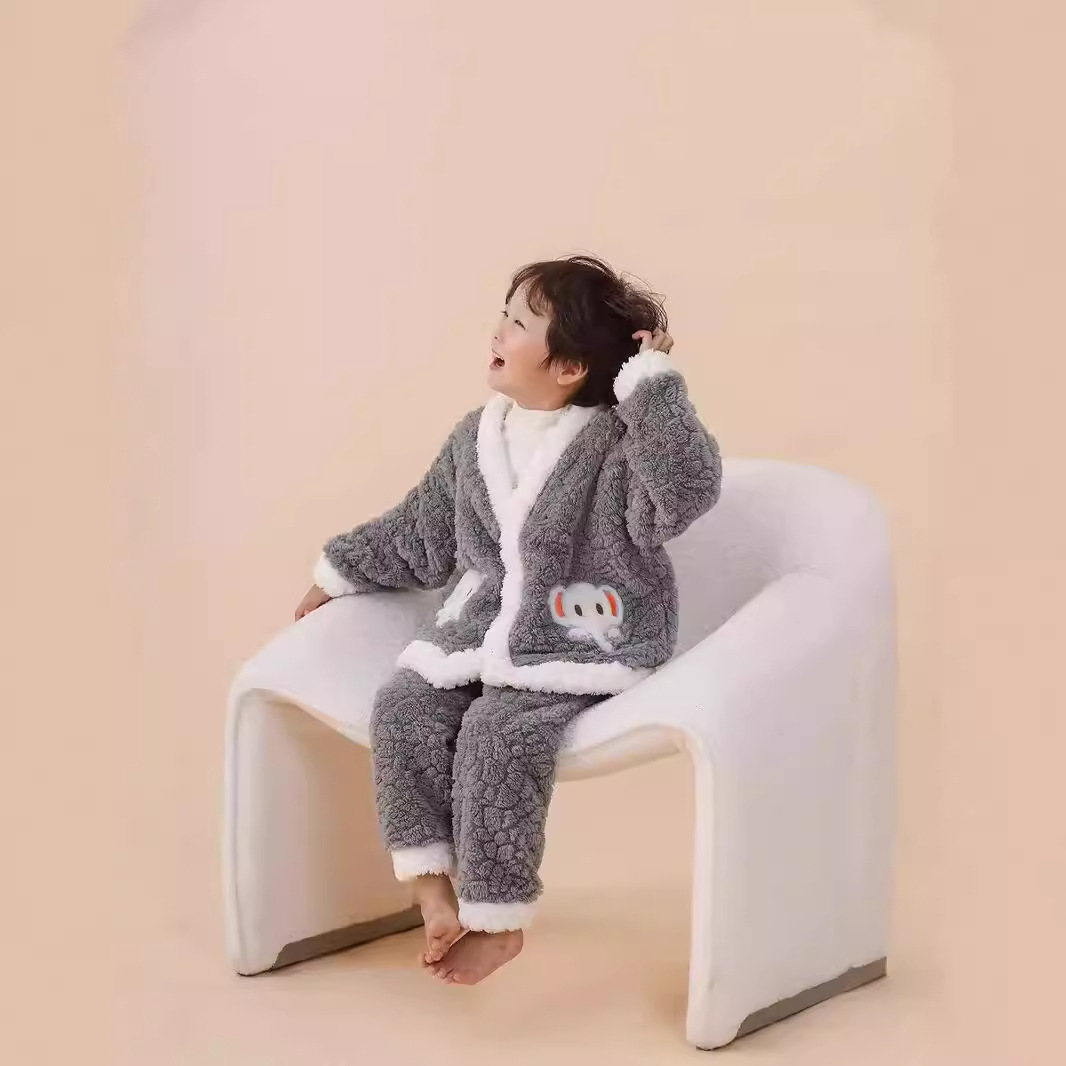 Nuevo estilo de ropa para el hogar para niños cardigan conjunto de pijama del tesoro para mujer nuevo traje de hombre de franela suelta de jacquard suave y ceroso de lana