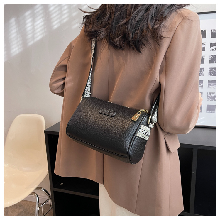 2024 Nuova borsa piccola popolare per le donne in autunno e inverno, borsa a tracolla a banda larga alla moda versatile, borsa a cuscino rossa Internet_voghion.com