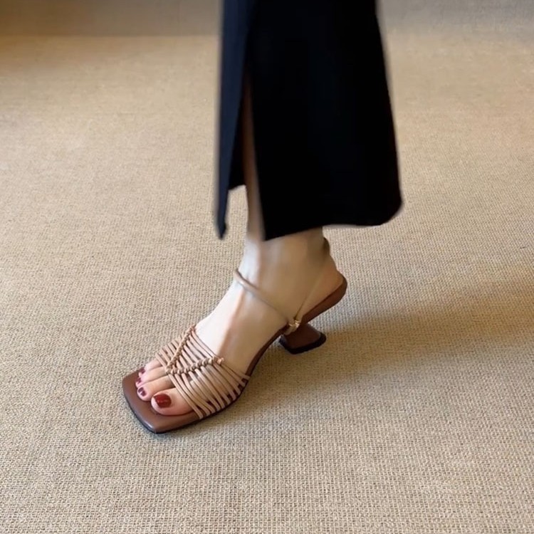 小衆が糞を踏む感 ~ 羊皮フランス式復古編みサンダル女性2025夏の新型角頭異形ハイヒール|undefined
