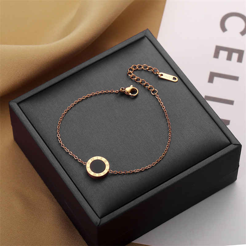 Ventas calientes de pulseras de acero de titanio para mujeres no desvanecerse colgante romano blanco y negro de dos caras nicho lujoso diseño ligero joyas de moda versátiles