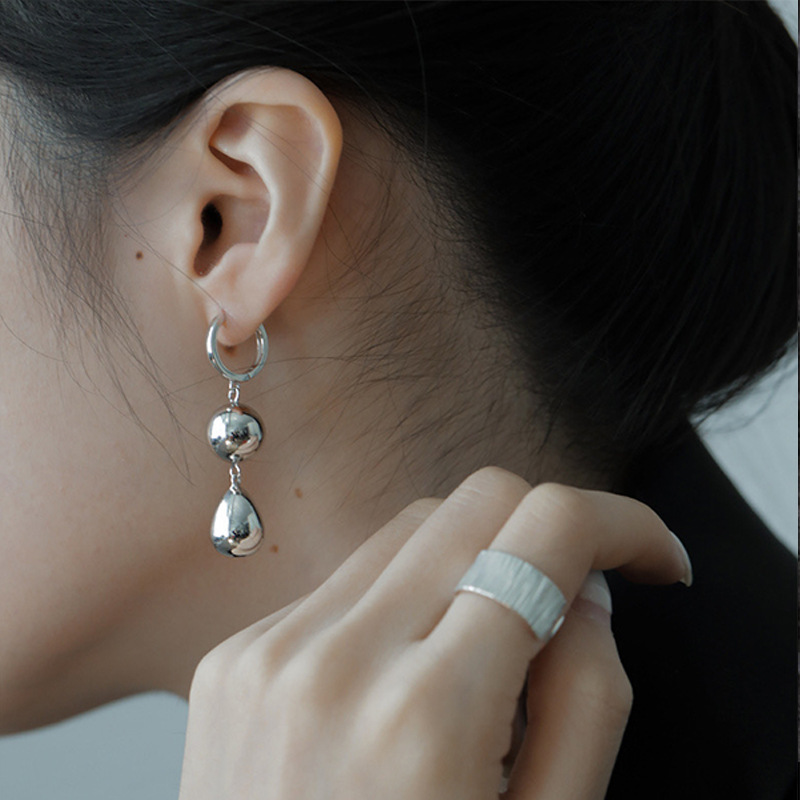 Brincos de prata minimalistas com esfera design elegante_voghion.com