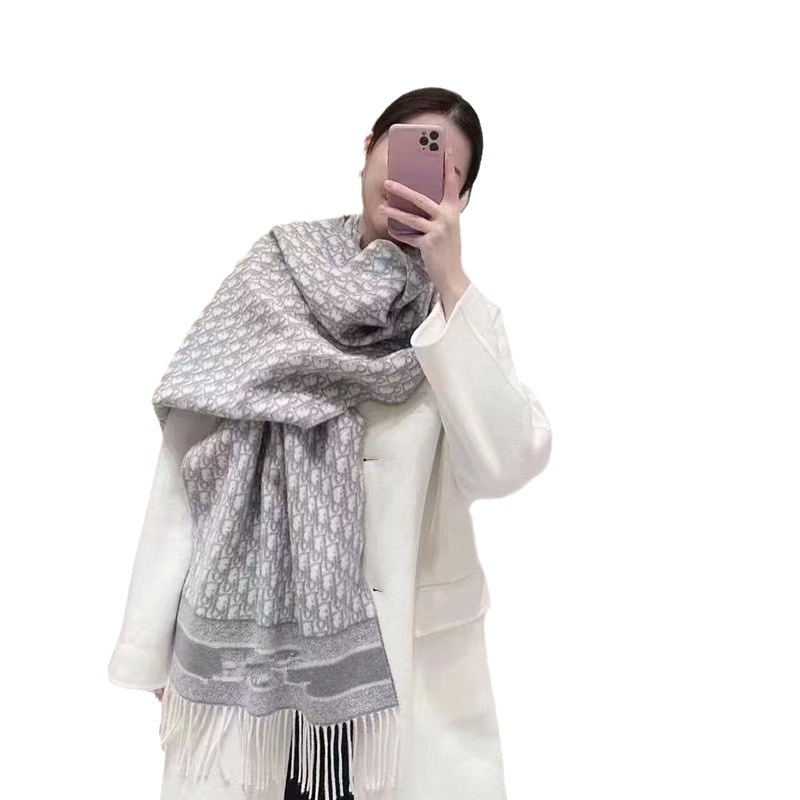 秋冬の新型D字のマフラーの女性はカシミヤのマフラーのフリンジの両面のマントをまねて保温して首を囲みます。