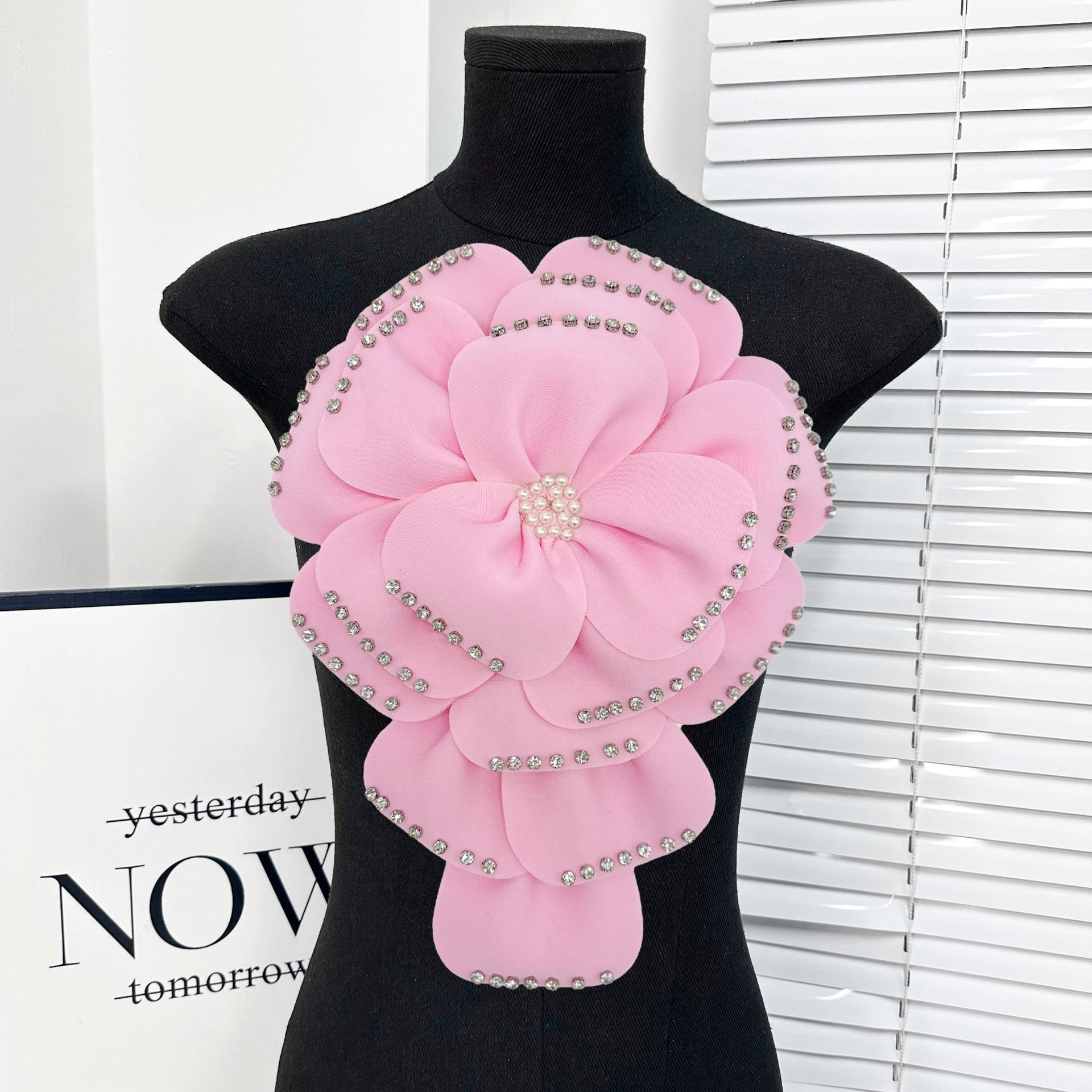 Pequeña multicapa tridimensional perlas de clavos de tela de alta calidad, ropa de flores grandes DIY, vestido, tocado, joyas para el cabello, joyas para el pecho