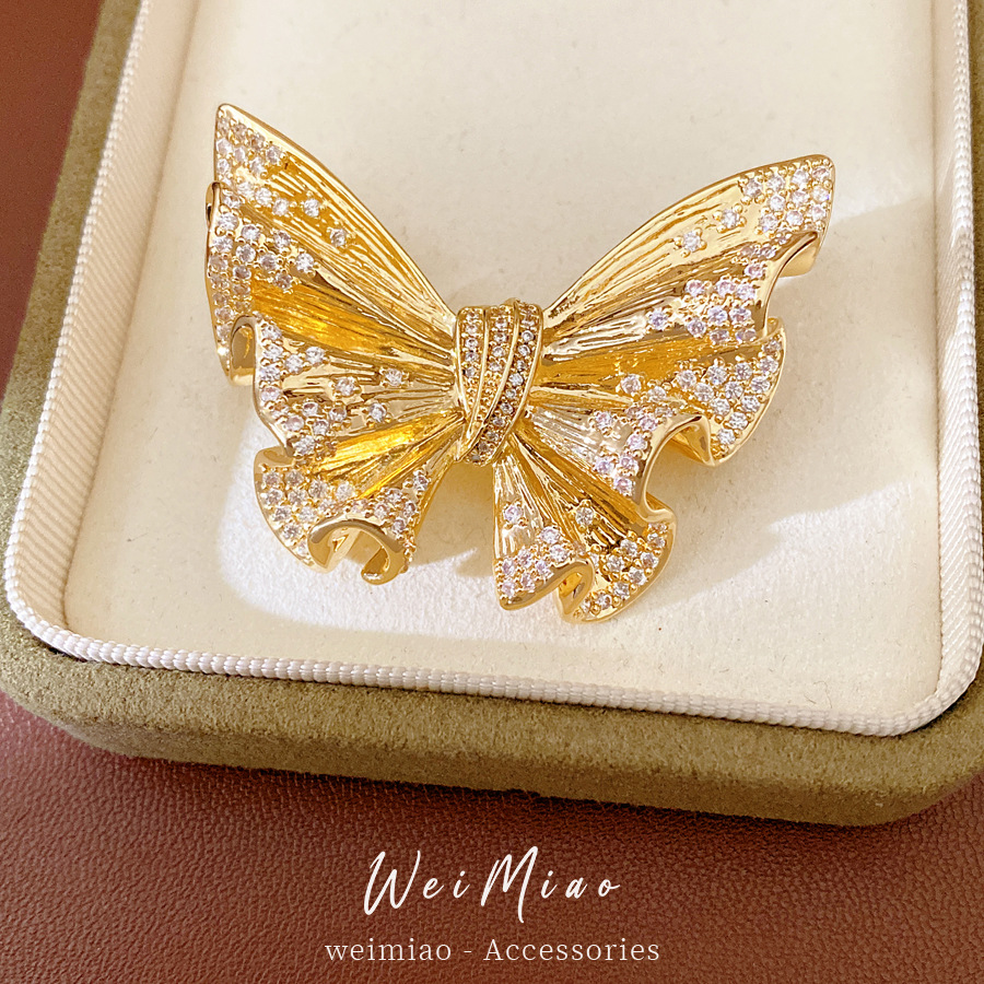 18k oro real galvanizado oro mariposa broche nicho de alto nivel estilo de corte delicada ropa de lujo ligera al por mayor