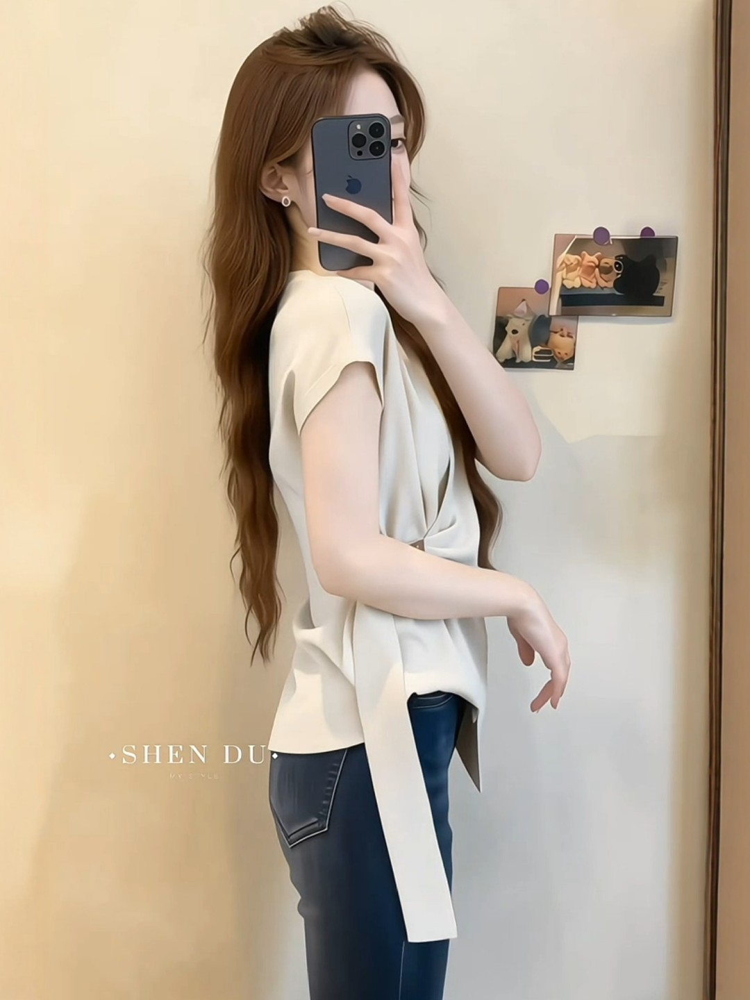 Áo thun nữ cổ V tay ngắn phong cách Pháp, thiết kế eo thon gọn, tay lửng bất đối xứng — màu mơ