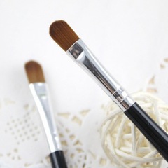 Single Eyeshadow Brush, Synthetic Fiber Black Wood Handle, Single Eye Makeup Brush, Portable, Can Be Used as a Gift