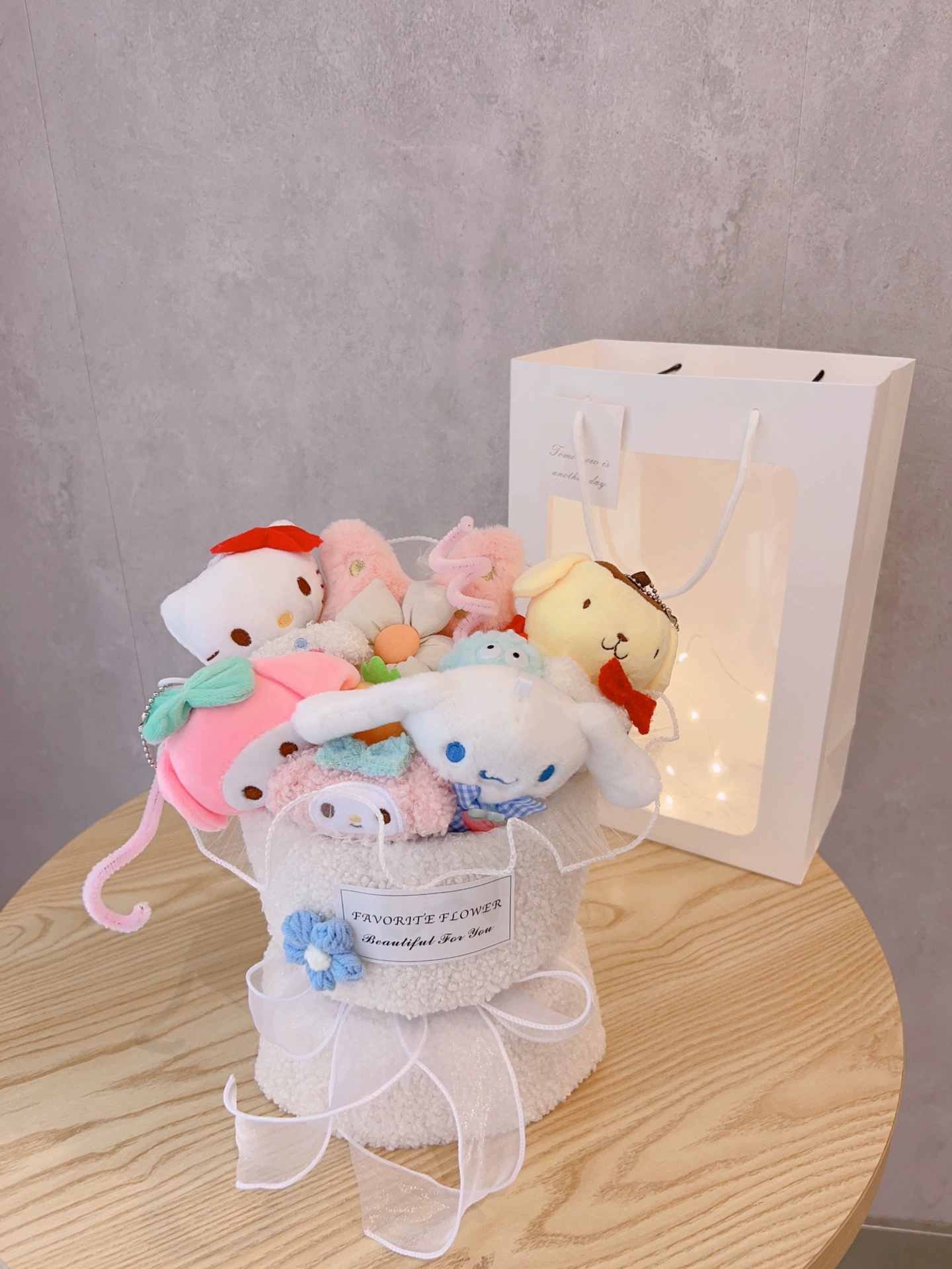 Плюшевый букет (Sanrio) клубничный плюшевый набор, 30–33 см — подарок на День святого Валентина и день рождения