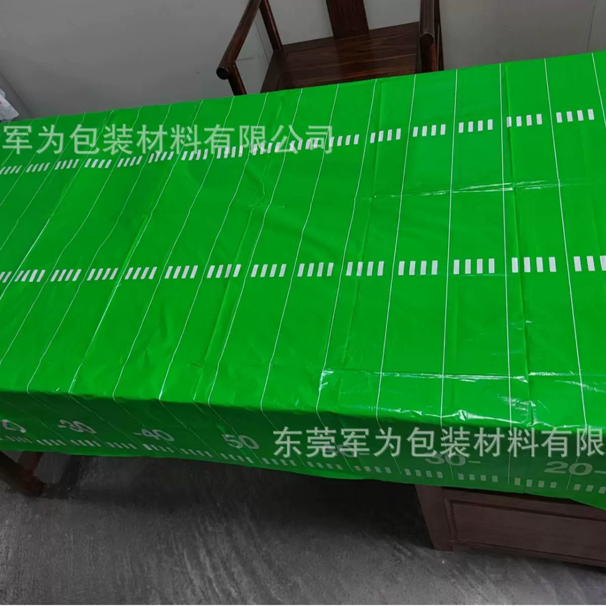 厂家供应橄榄球棒球运动球防水防油塑料餐桌布PE塑料桌布