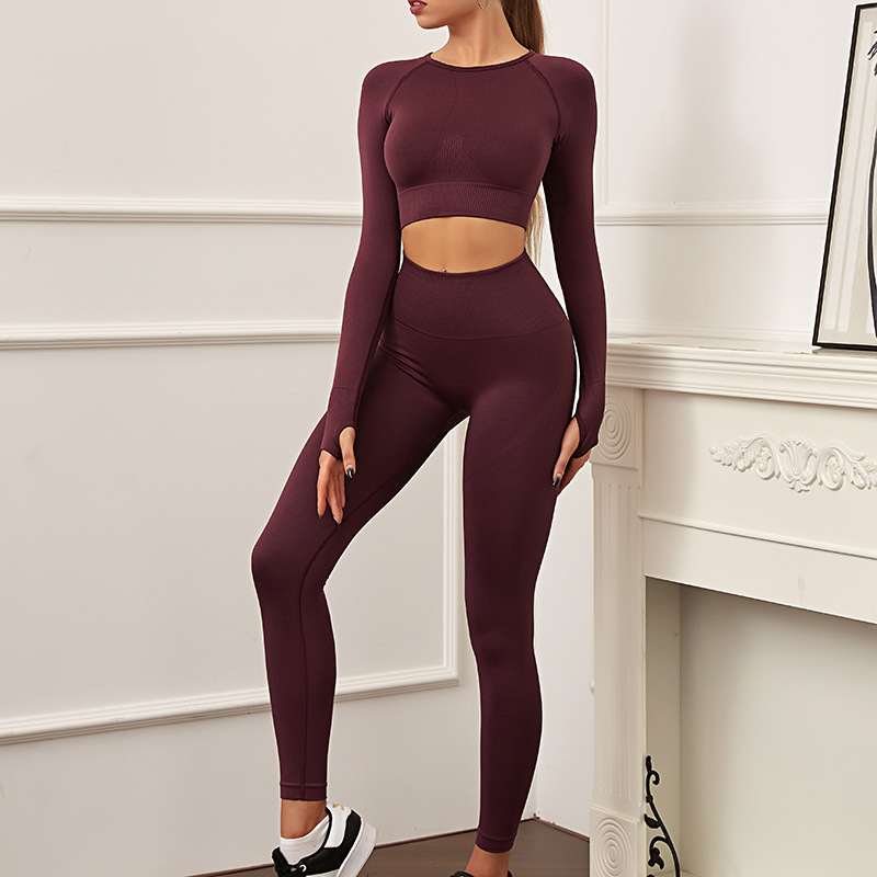 Traje rojo vino