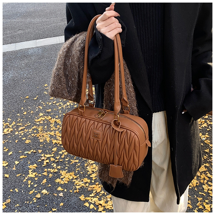 Retro bag for women, large capacity, new 2024 autumn and winter versatile, niche design, single-shoulder underarm bag, commuting pillow bag undefined