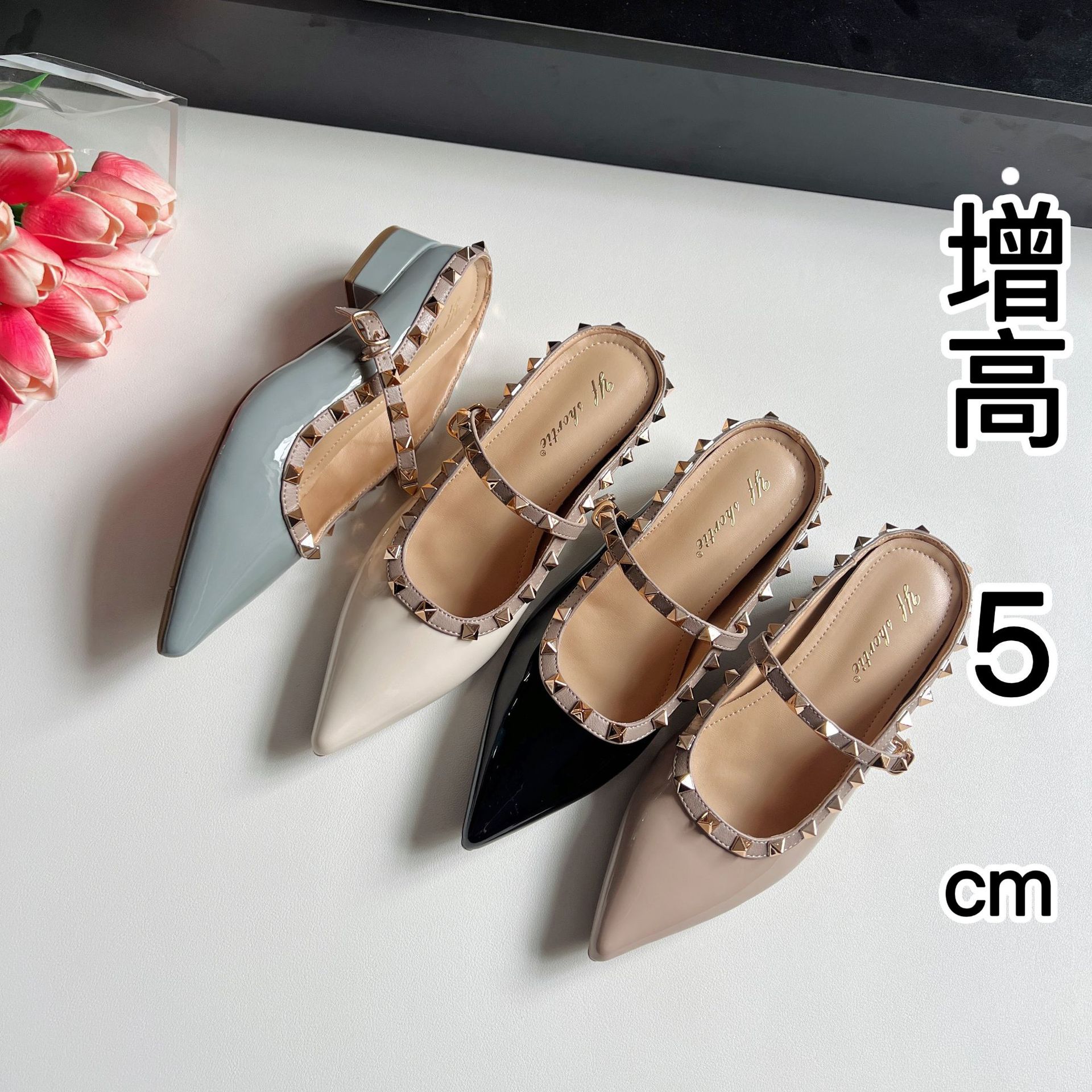 Sandalias de Tacón Grueso con Tira de 5 cm de Charol con Remaches y Punta Puntiaguda