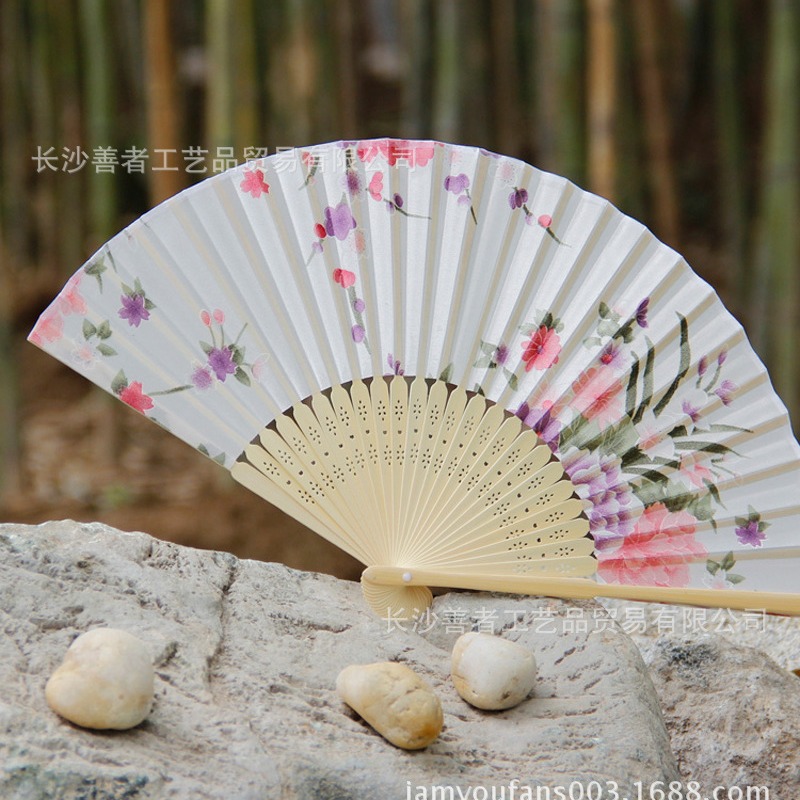 Amazon mango de bambú estilo chino ventilador de seda de las mujeres plegable ventilador de Relaciones Exteriores regalo artesanía ventilador de bambú estilo japonés