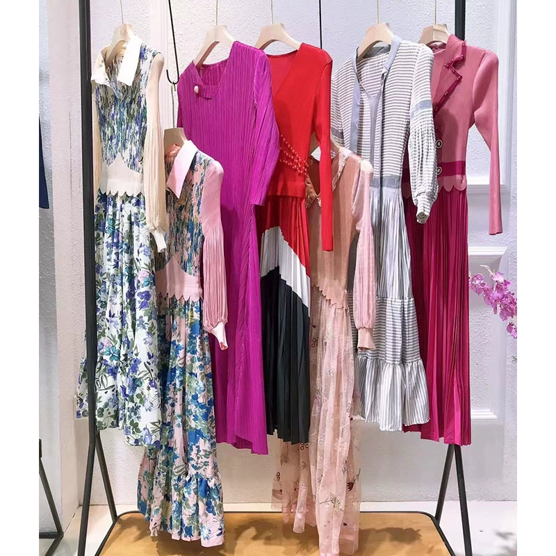 Шэньчжэнь бренд три 2023 дома на всю жизнь складки платья весенняя легкая зрелая юбка прямая скидка бренда